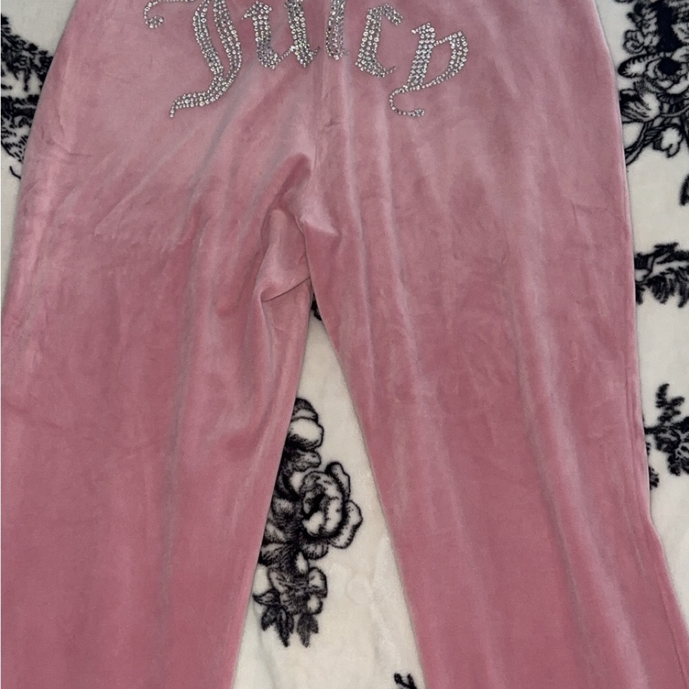 💕Juicy Couture Pink Velour Track Pants💕
Set listening on my page!!!!!!